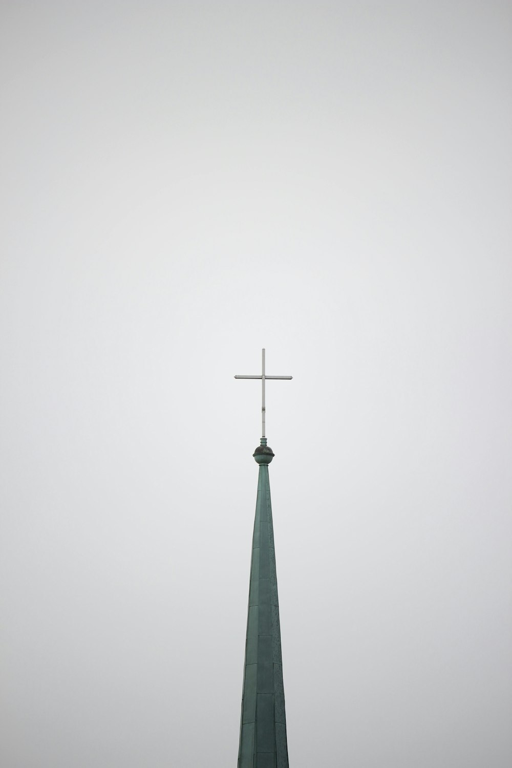 Foto de cruz en la parte superior de la torre – Imagen gratuita Gris en