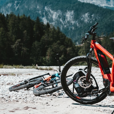 red and black bicycle close-up photography