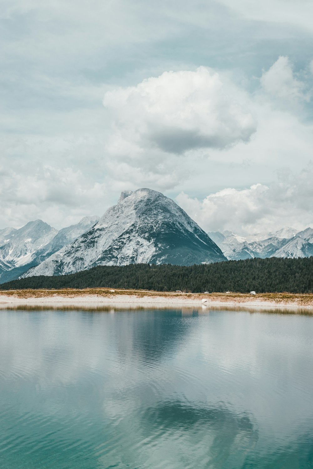 Weiße Wolken und Gewässer