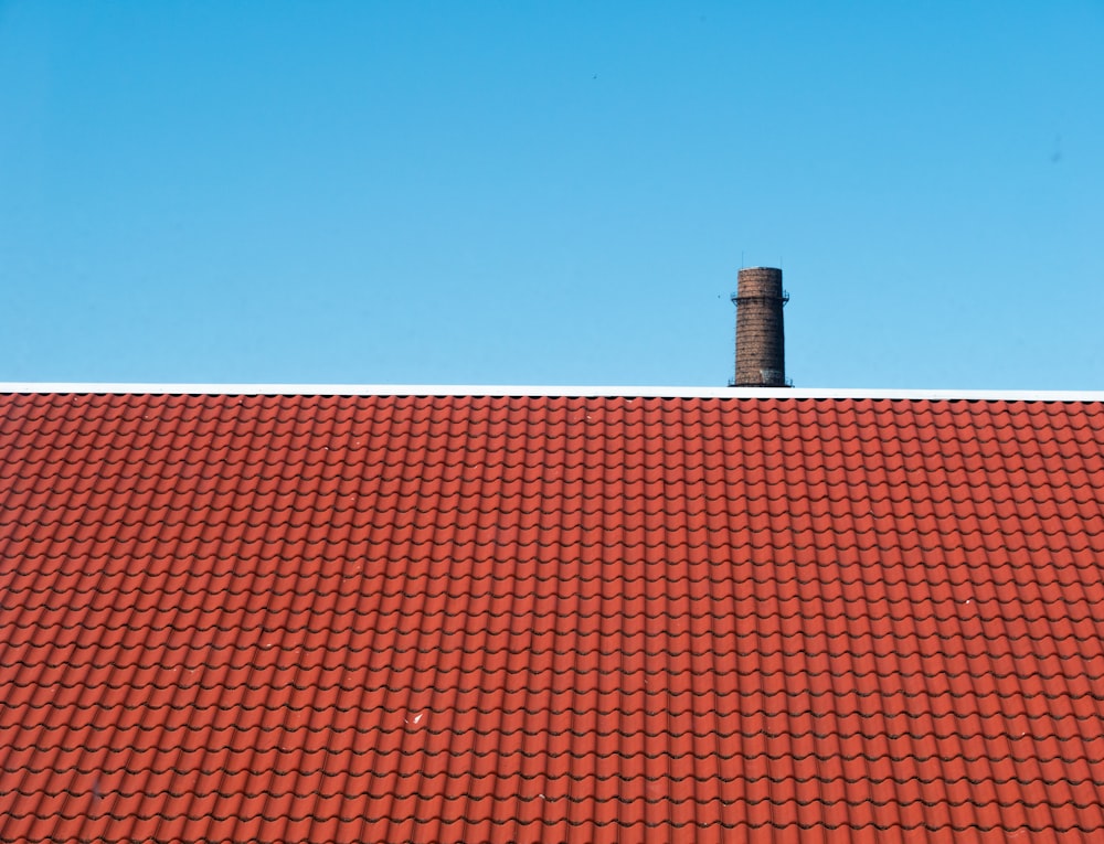 Braunes Dach über blauem Himmel