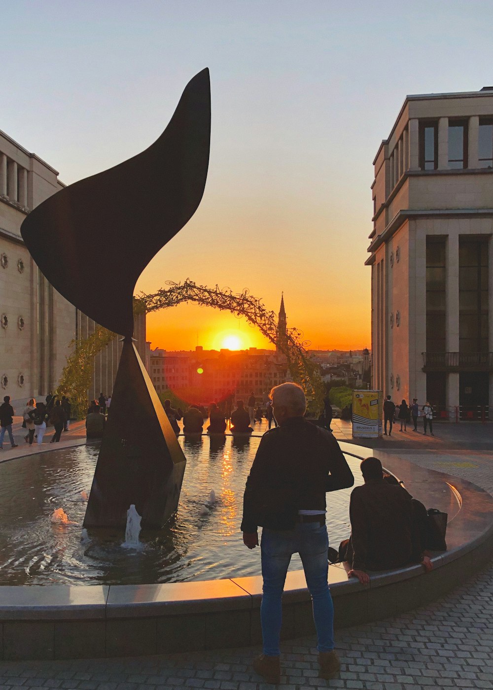 black and gray fountain