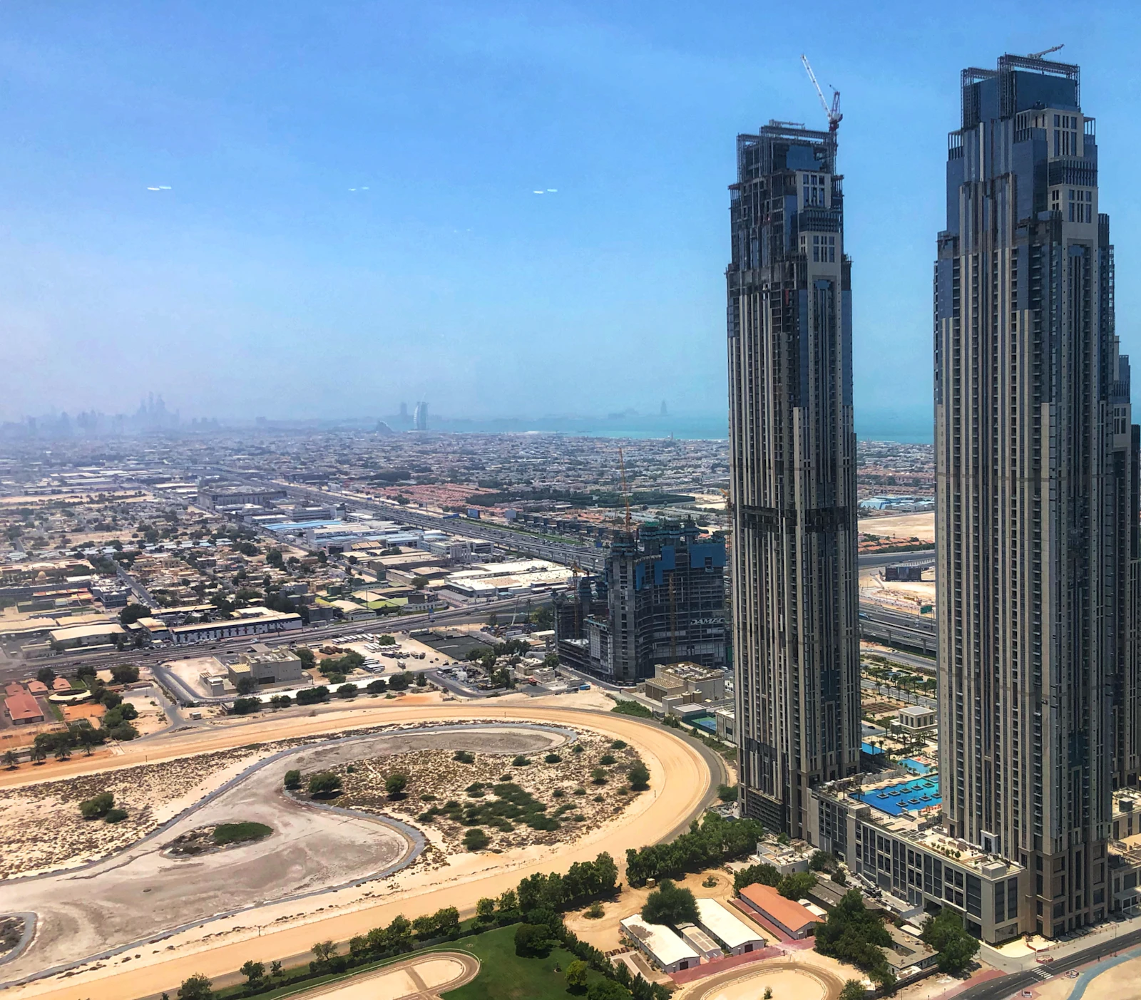 Dubai'de gökdelen ve şehir manzarası, havadan