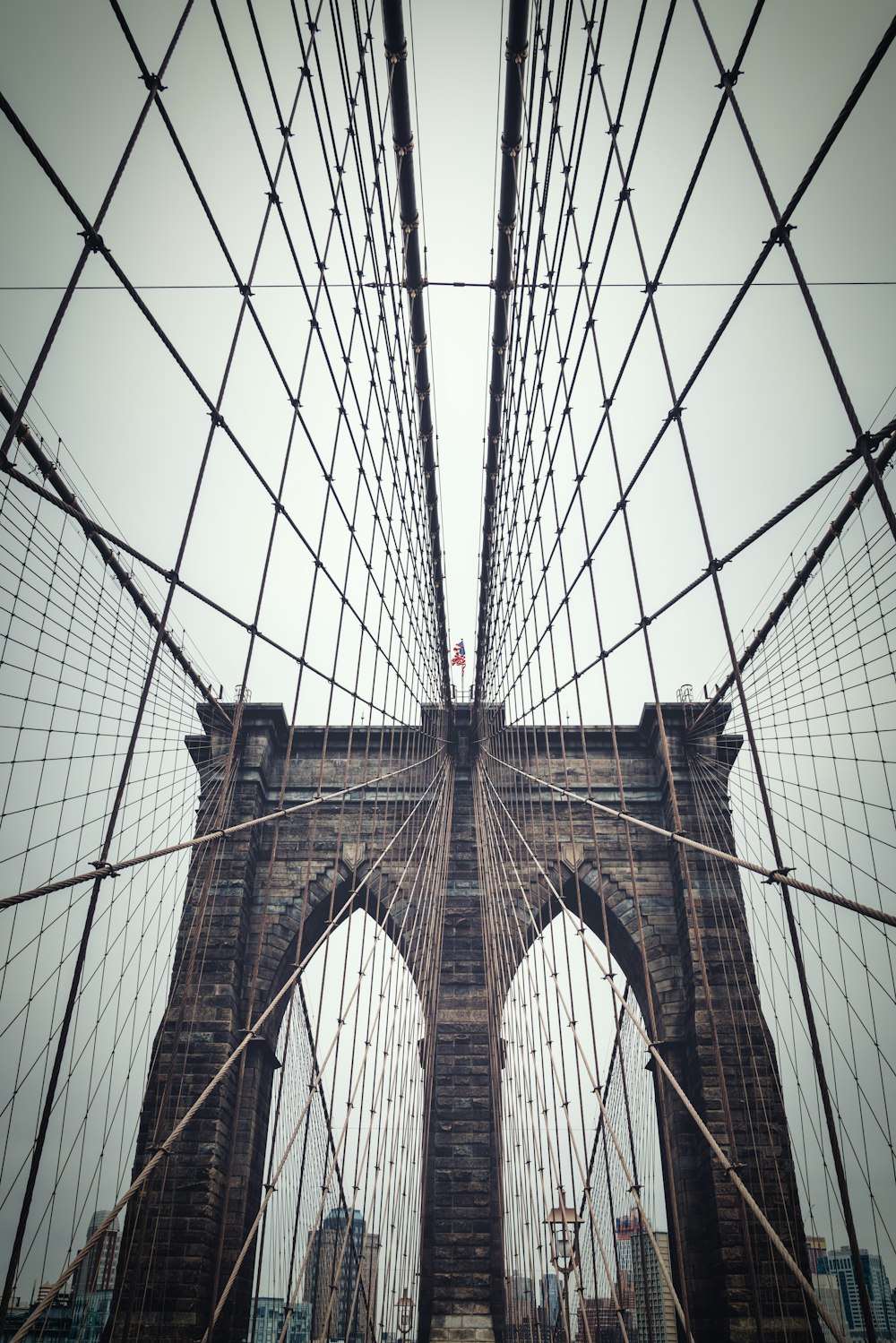 Fotografía de primer plano de puentes marrones y negros