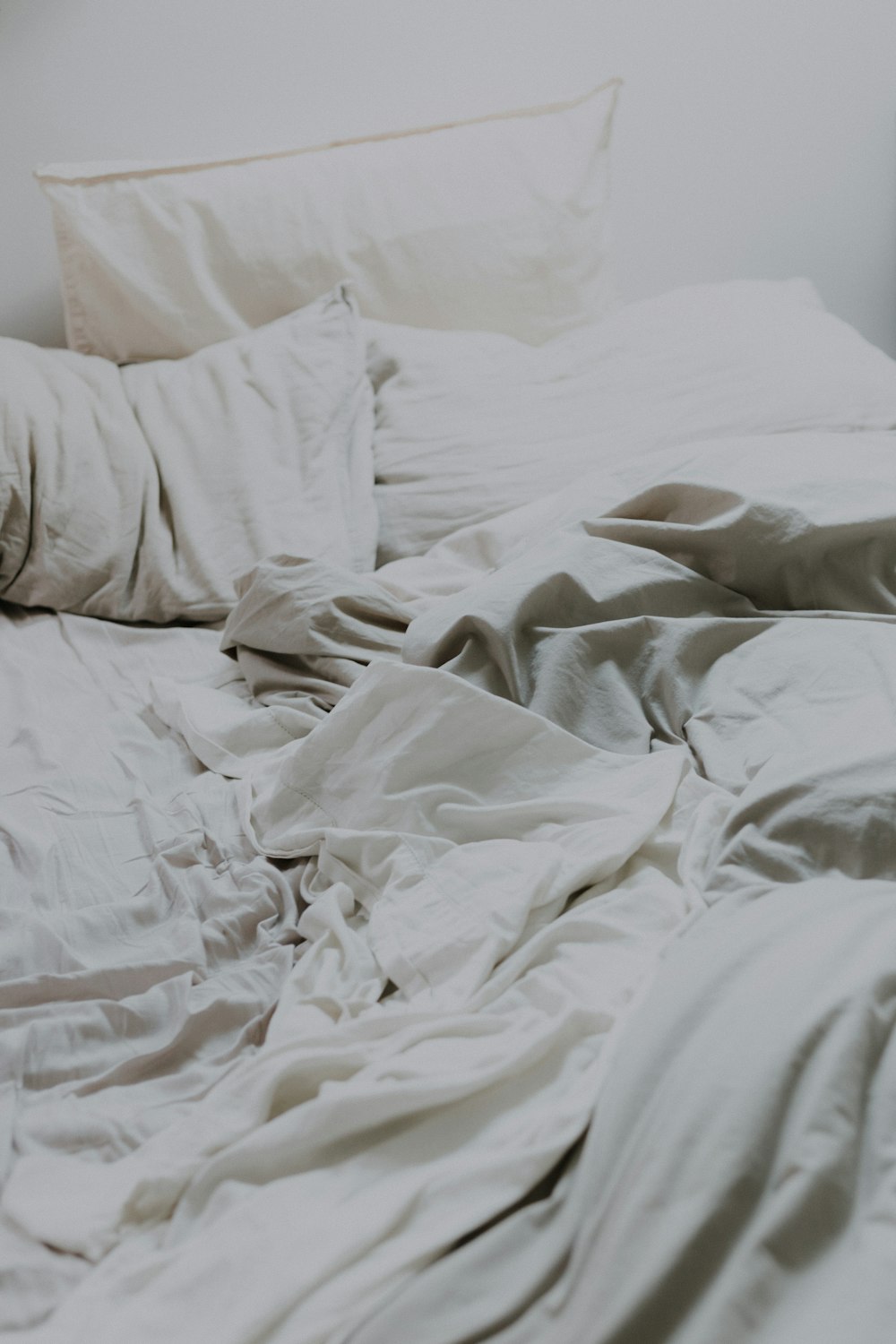 almohadas blancas y edredón de cama