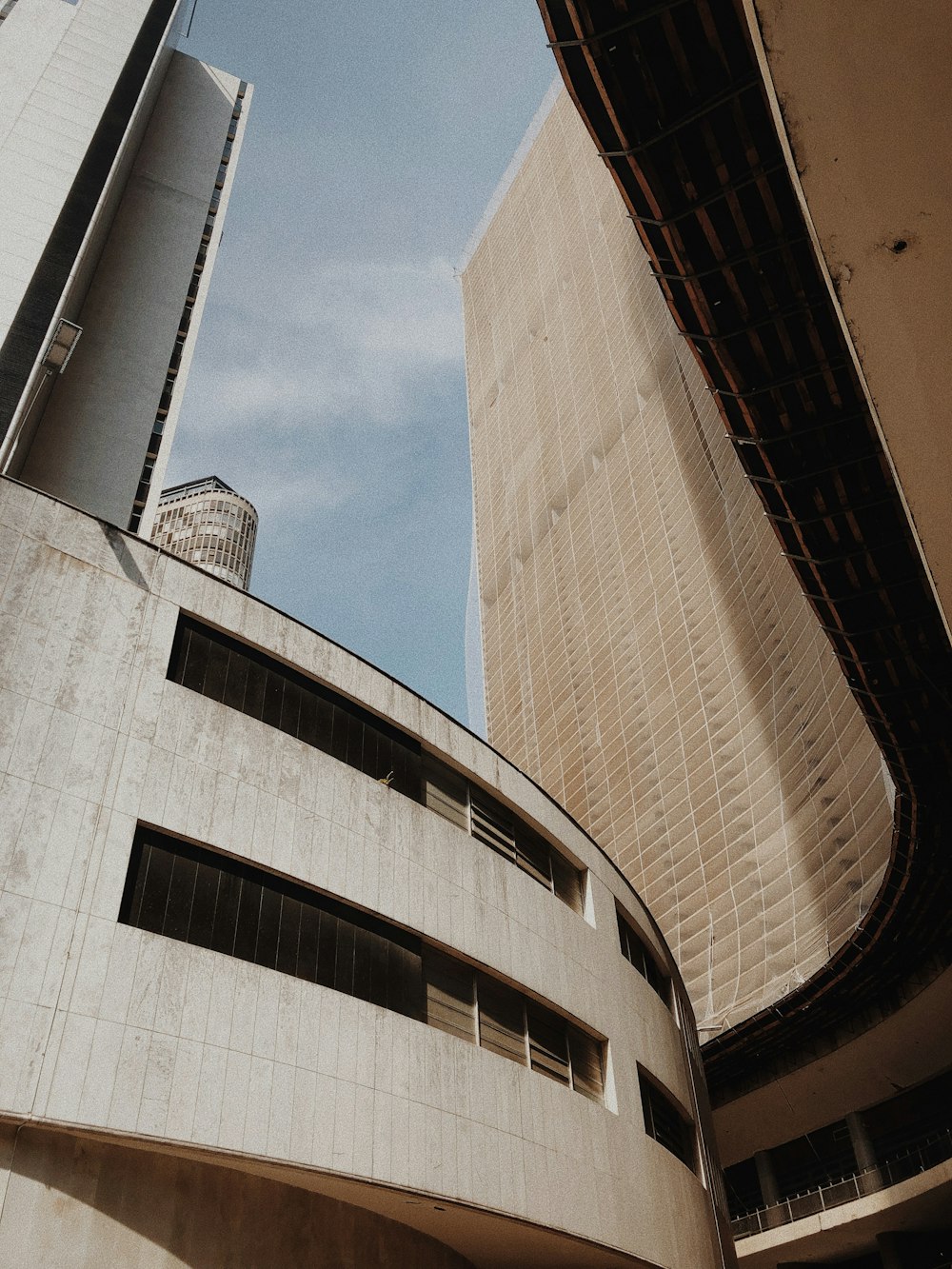 Edificio de gran altura blanco