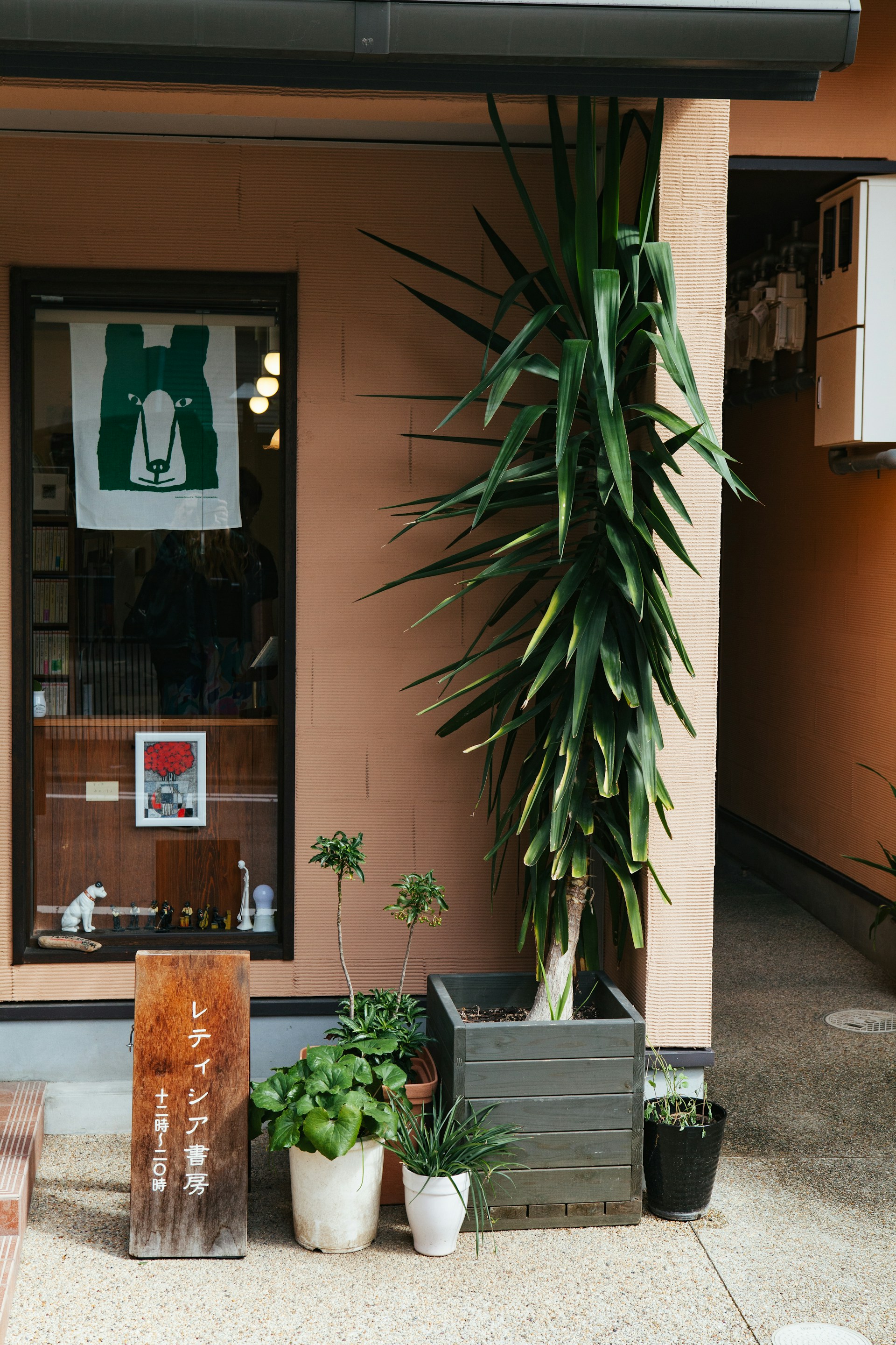 gray computer monitor