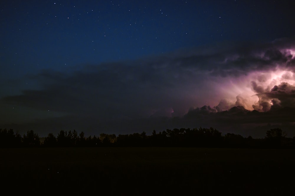 Un fulmine è visto nel cielo sopra un campo