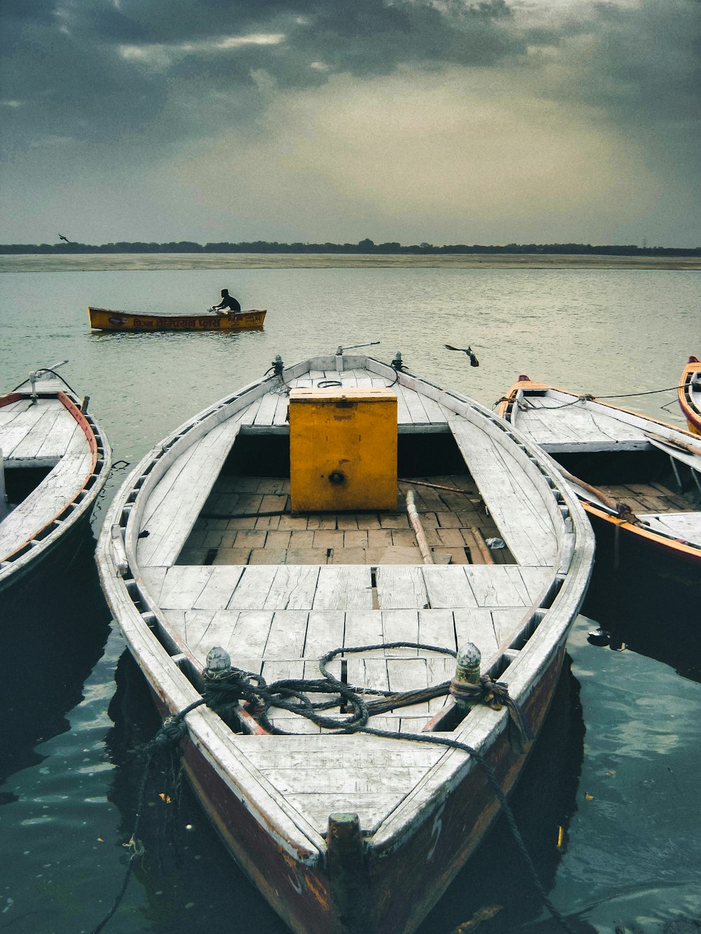 bateau gris et blanc