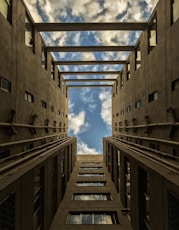 Patio interior hormigón y cielo azul