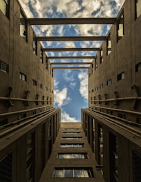 Patio interior hormigón y cielo azul