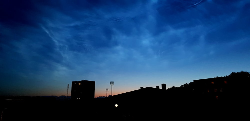 silhouette dell'edificio durante il giorno