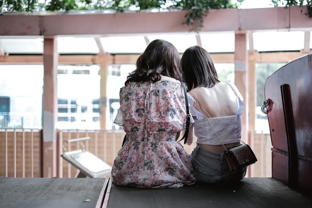 deux femmes assises pendant la journée