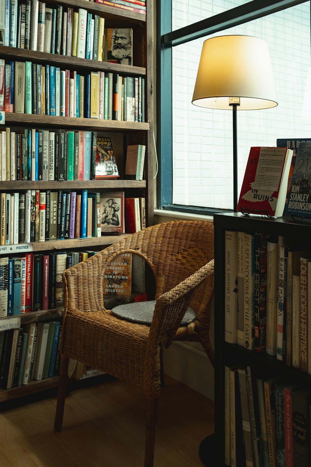 Chaise en osier marron et livres