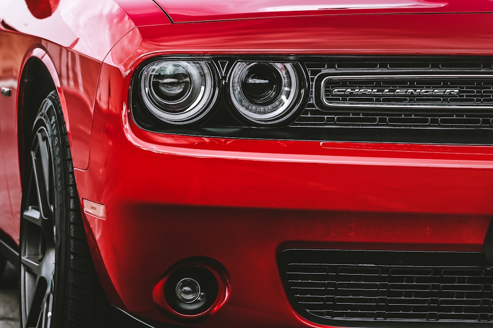 Fotografia de close-up do carro vermelho
