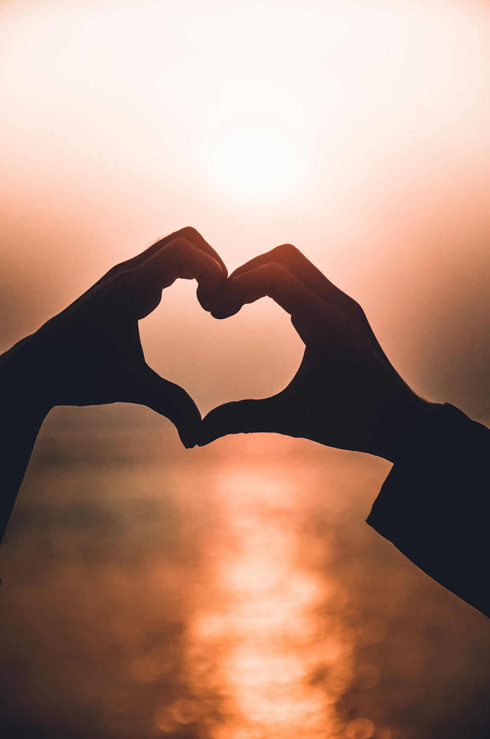 1000+ Love Hand Pictures | Download Free Images on Unsplash