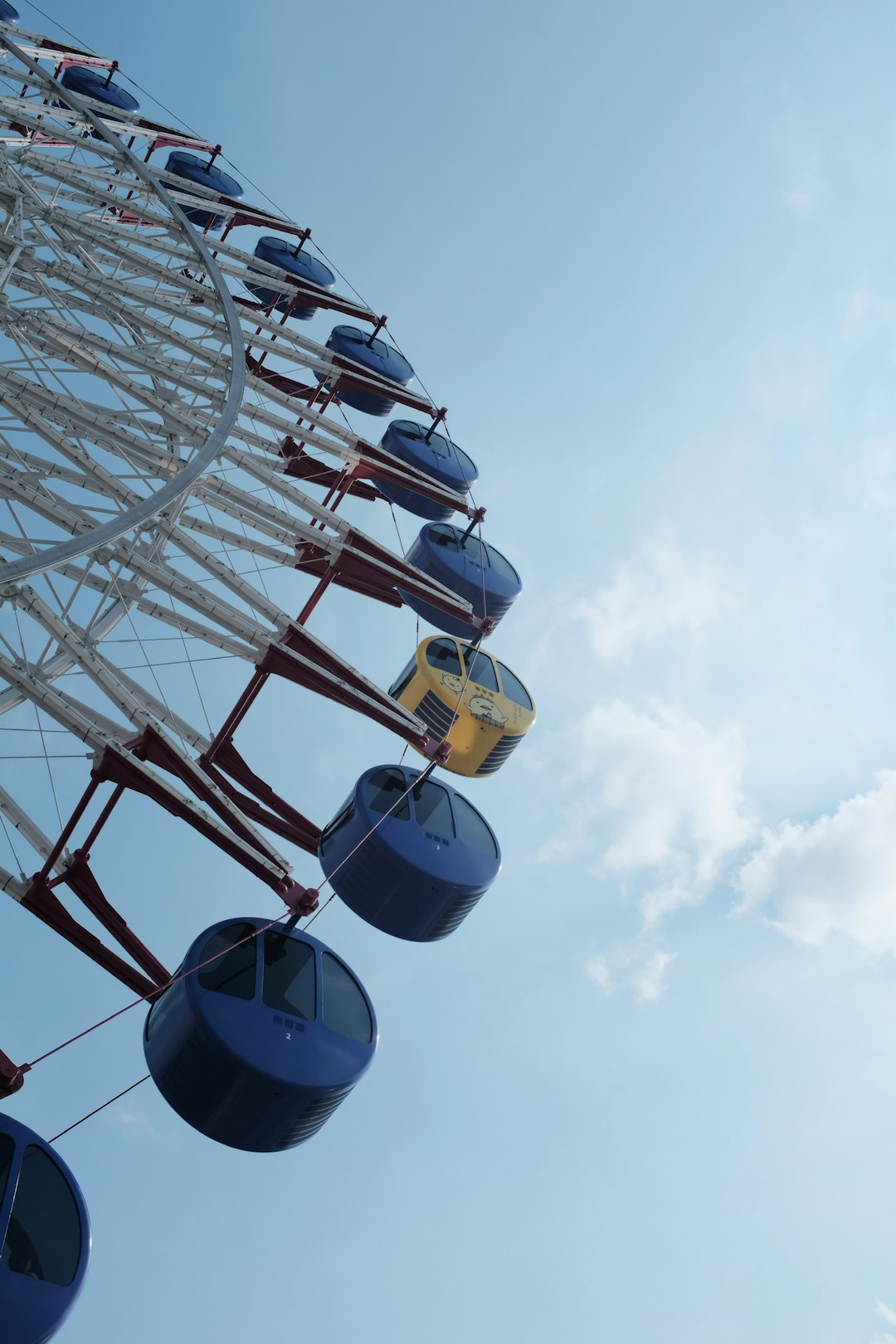white and blue Ferris wheel during daytime