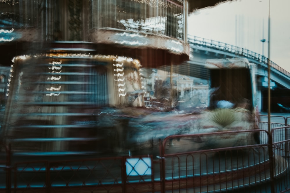 une photo floue d’un manège de carnaval la nuit