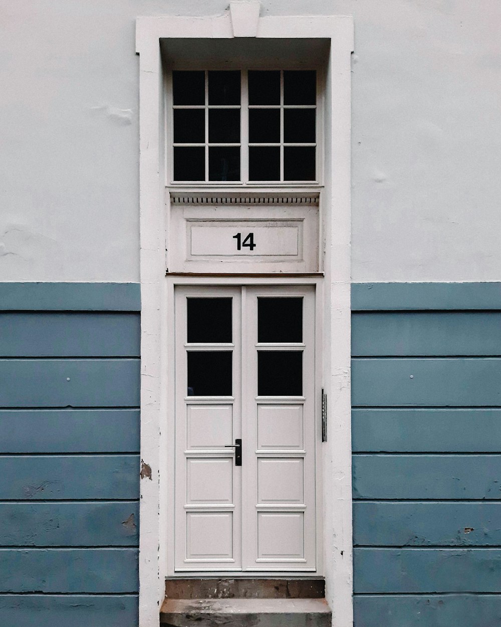 porte fermée en bois blanc