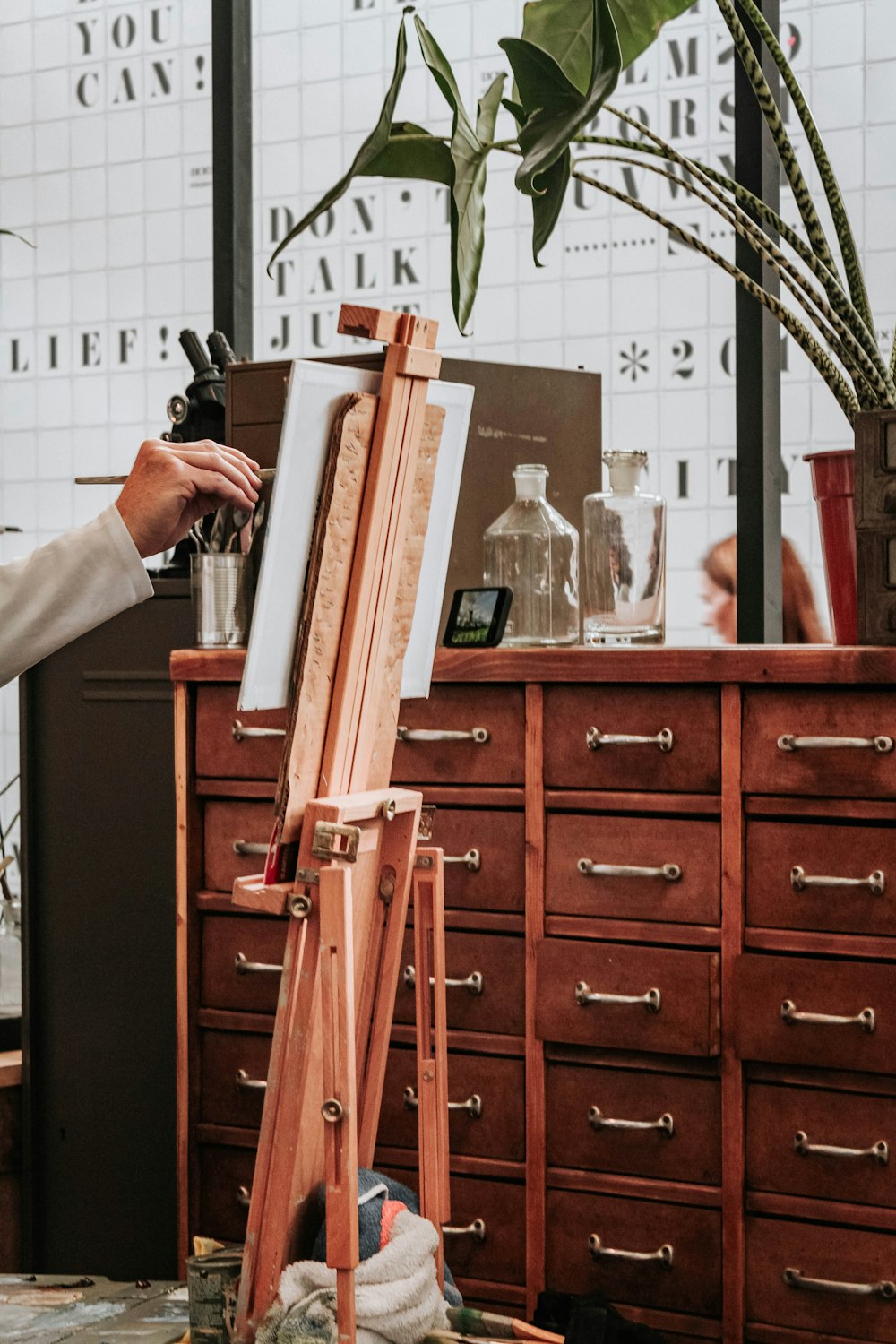 Foto de enfoque superficial de la persona pintando