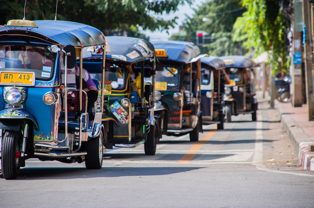 Autorickshaws azules y amarillos