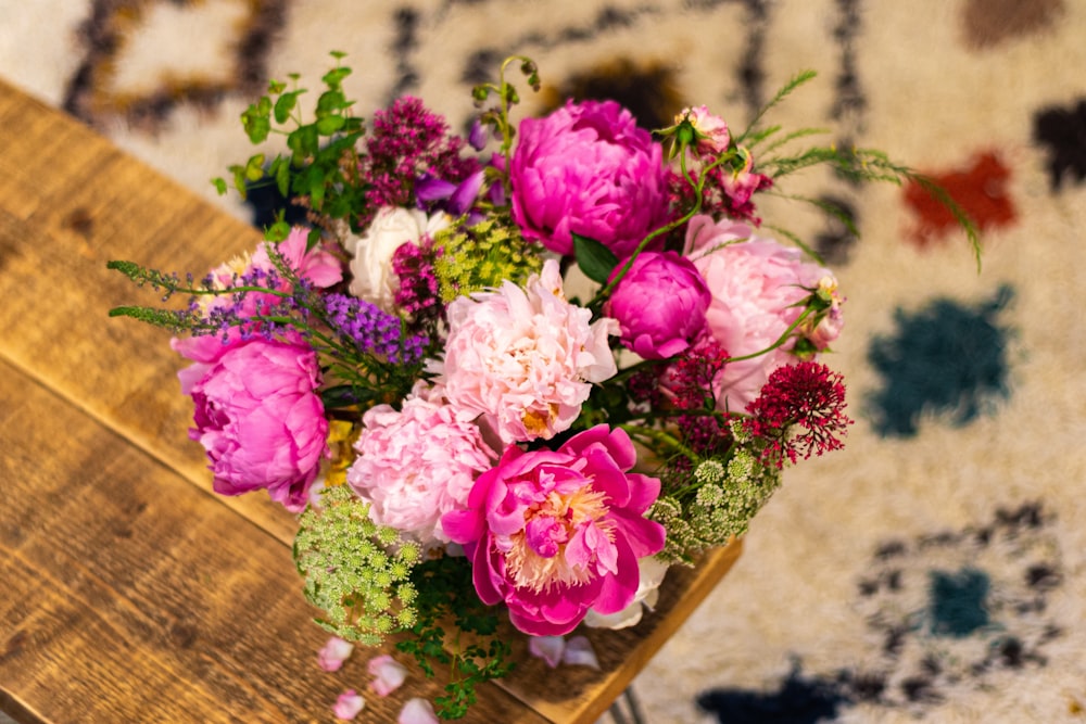 Blumenstrauß im Tisch