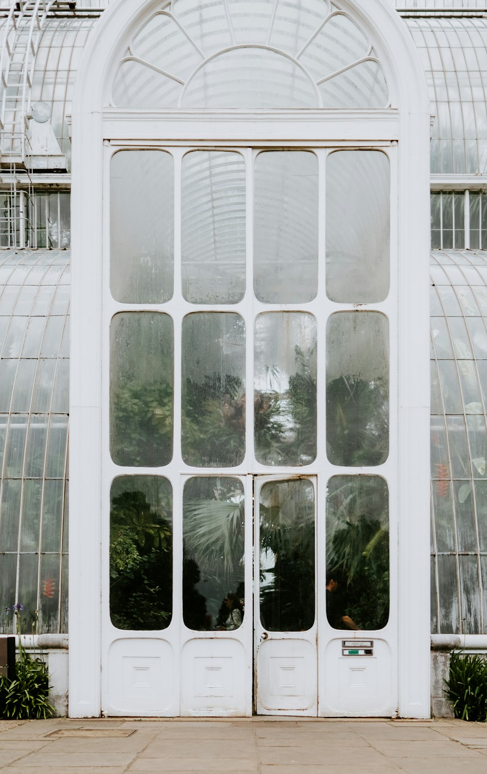 porta chiusa in vetro con cornice in legno bianco