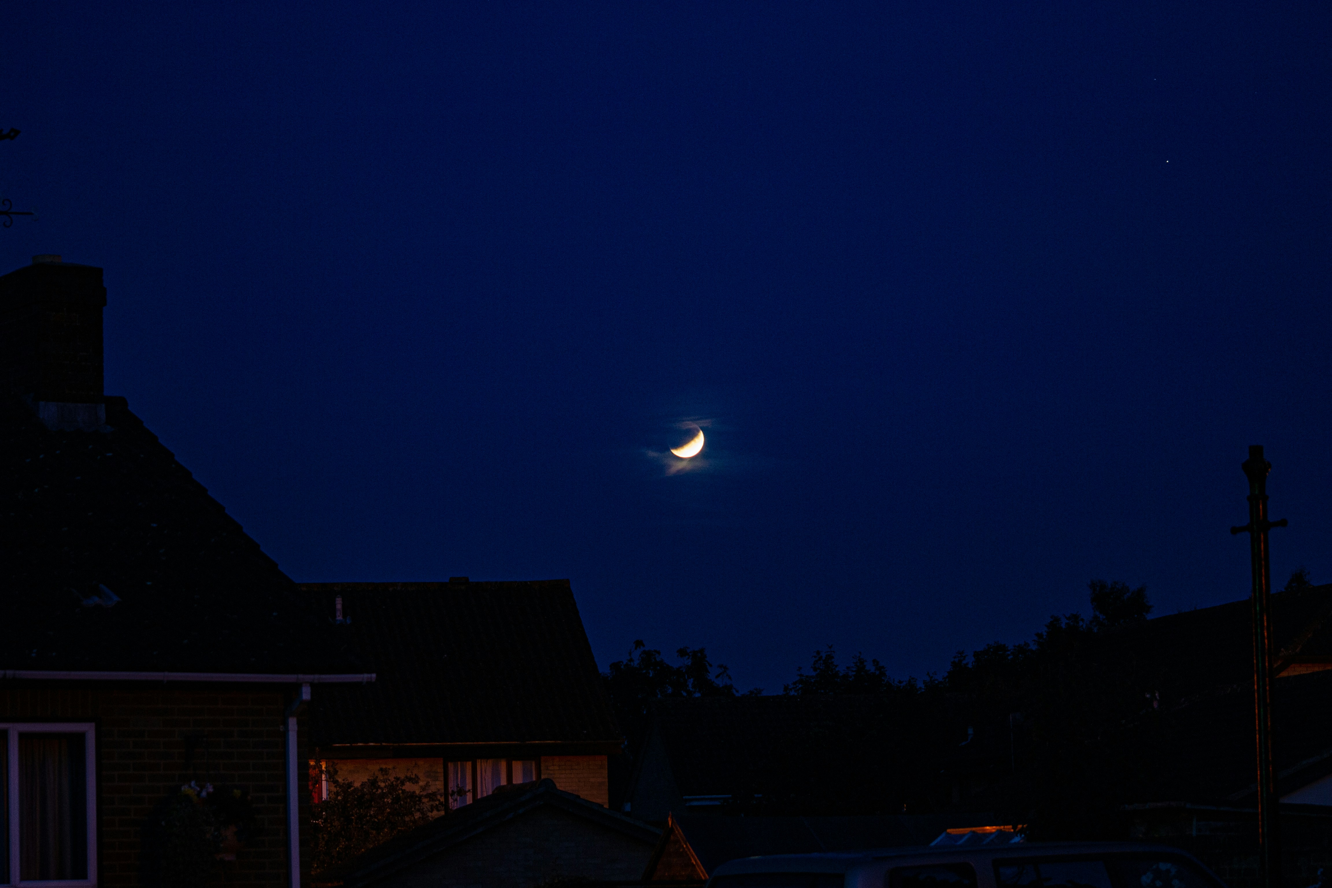 La luna splende luminosa nel cielo notturno