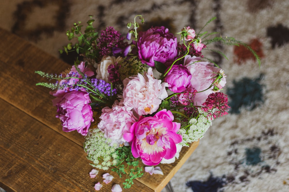 arrangement de fleurs de couleurs assorties