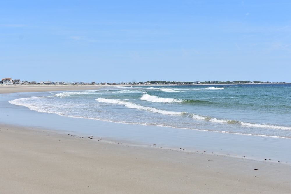 sea waves during daytime