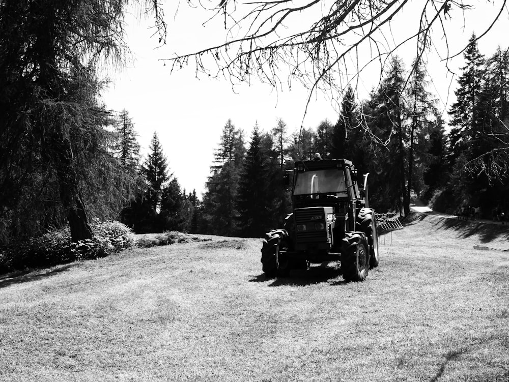 Graustufenfoto des Traktors
