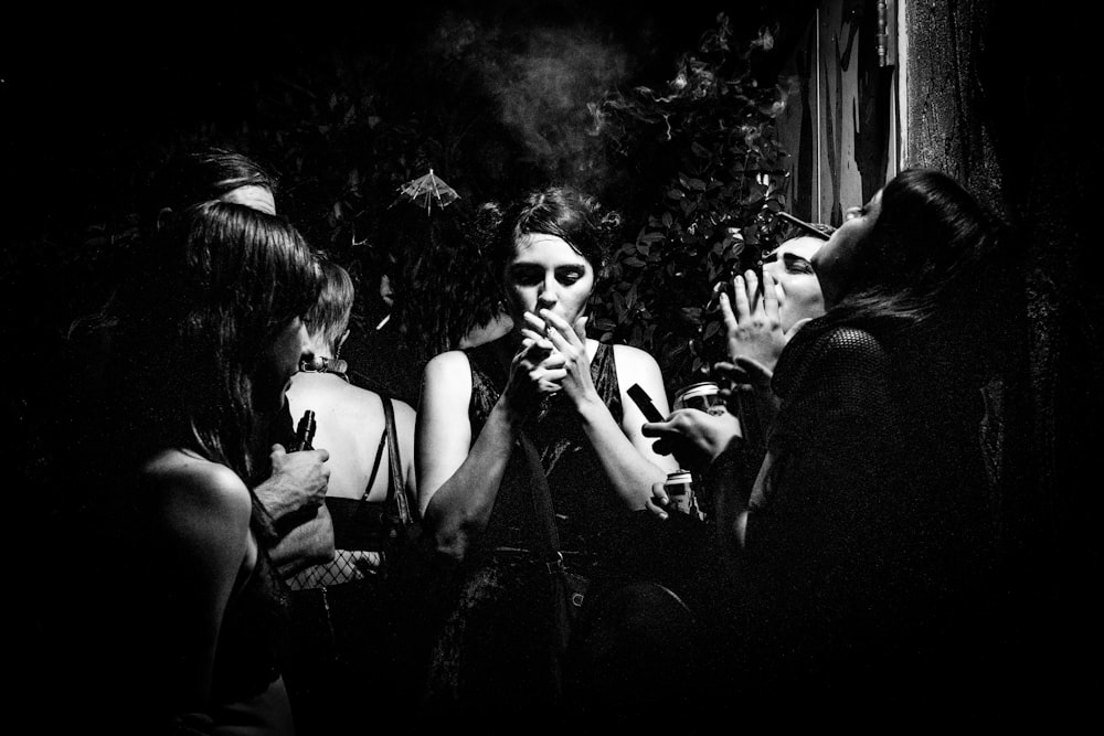 네 명의 여성이 함께 담배를 피우고 있습니다