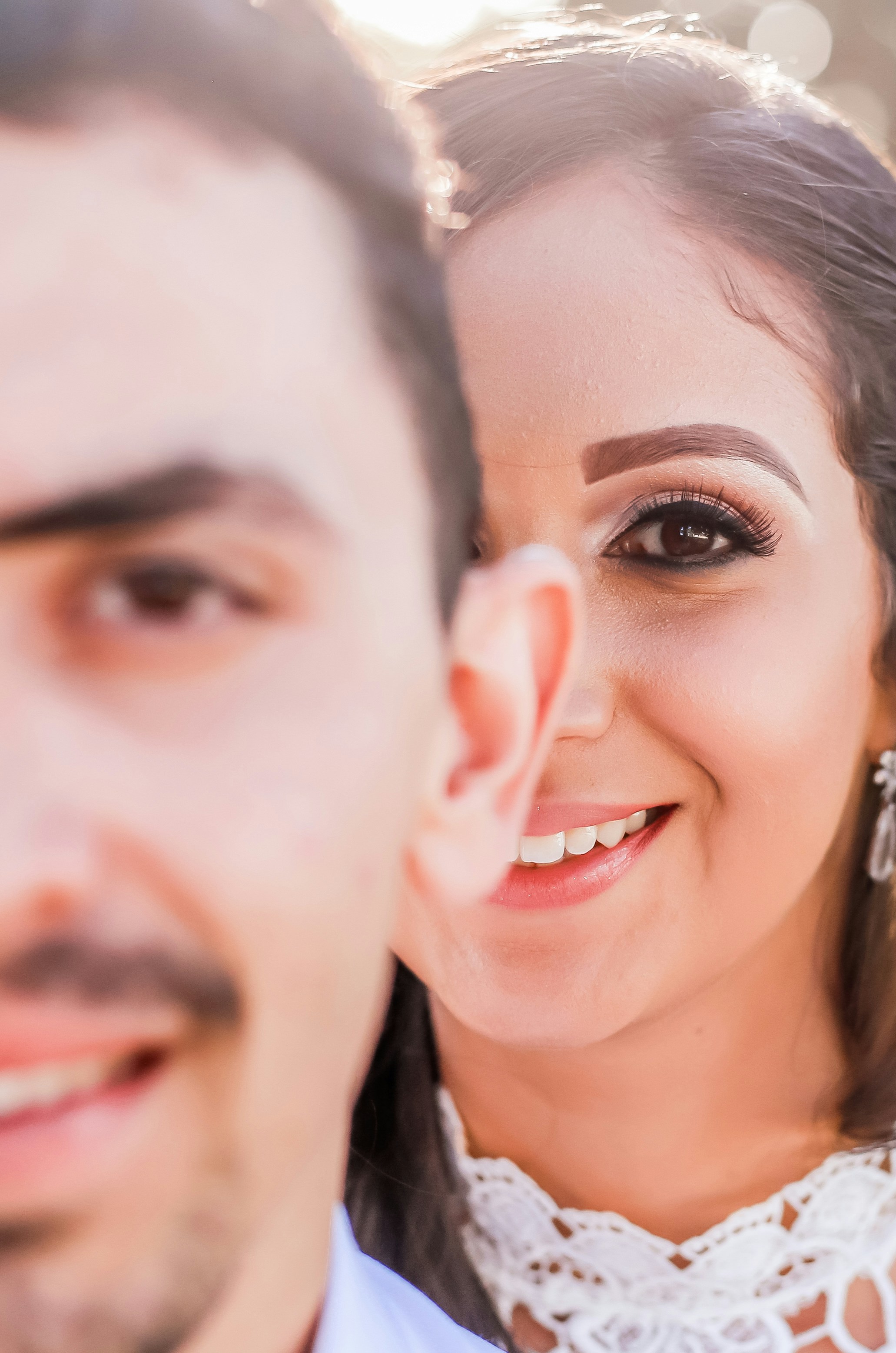 mulher em pé perto do homem