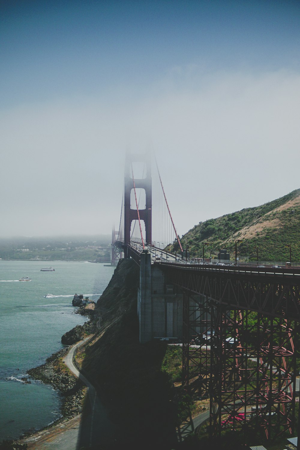 véhicules traversant au Golden Gate Bridge pendant la journée