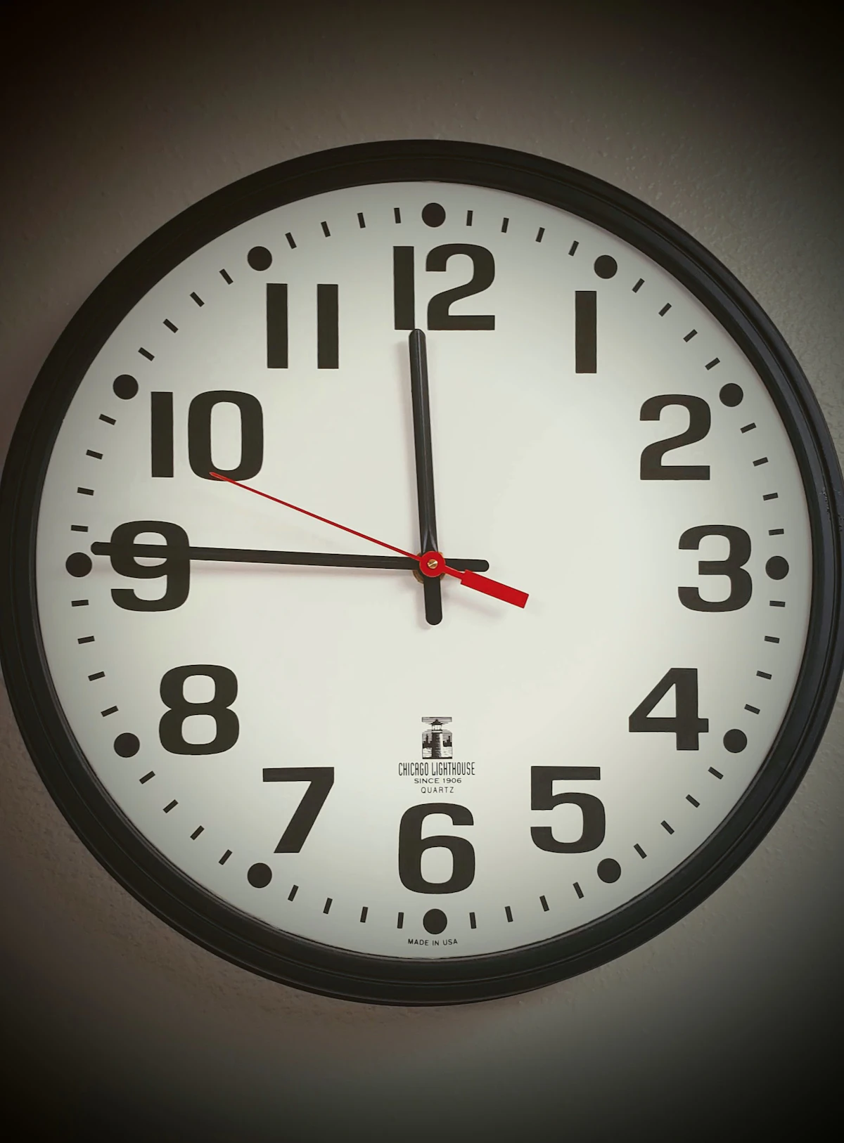 Jam dinding analog yang menandakan penantian layanan yang lama.