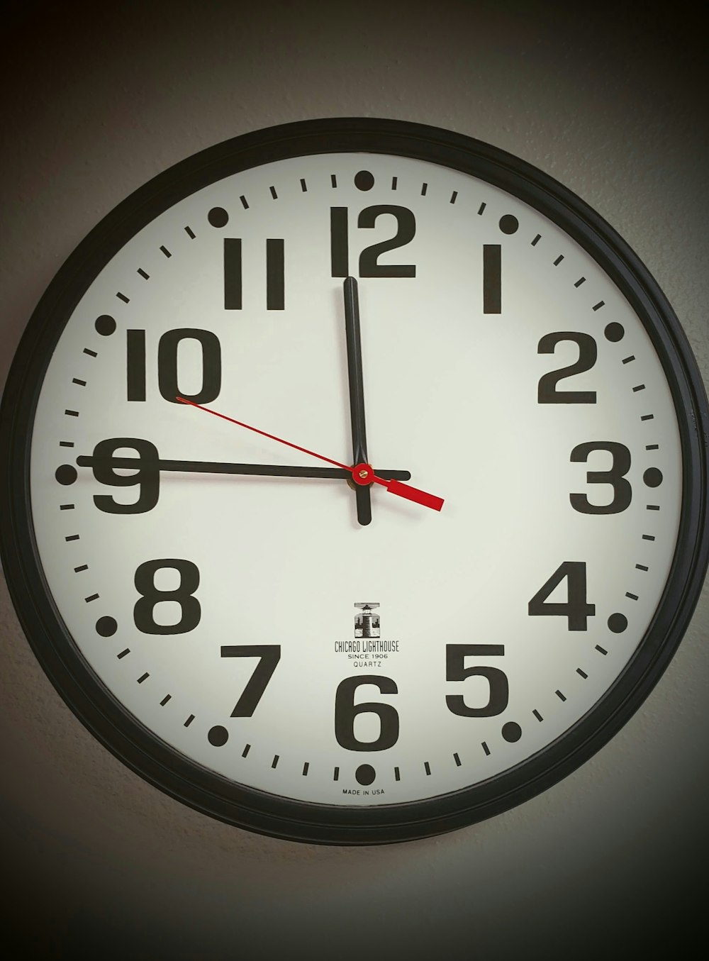 Horloge murale analogique à 11 :45
