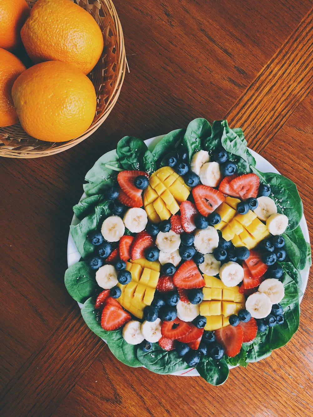 Ensalada de frutas en plato blanco