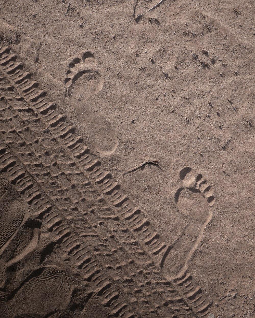 impronte di piedi nella sabbia