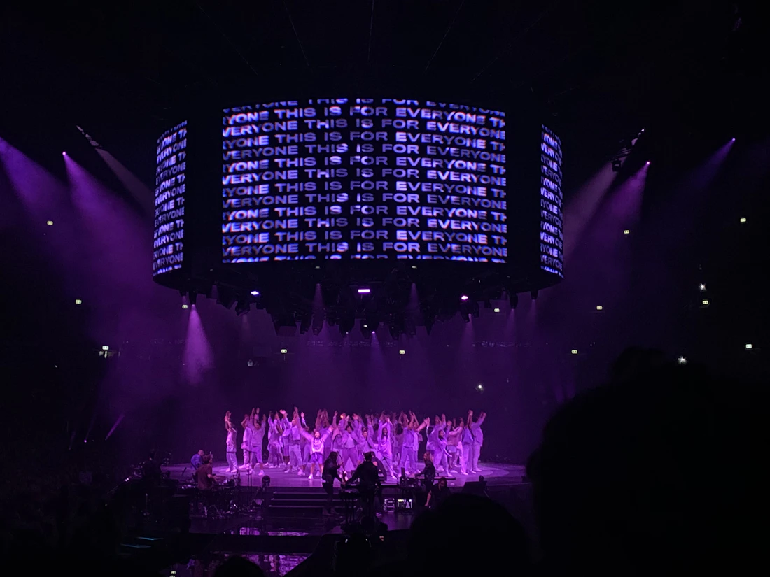 Alquiler pantalla LED gran formato escenario evento corporativo Madrid videowall espectacular