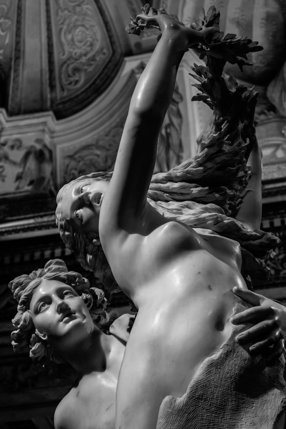 Estatua de mujer y hombre desnudos