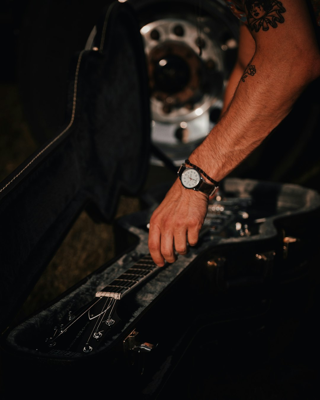 shallow focus photography of black guitar in case