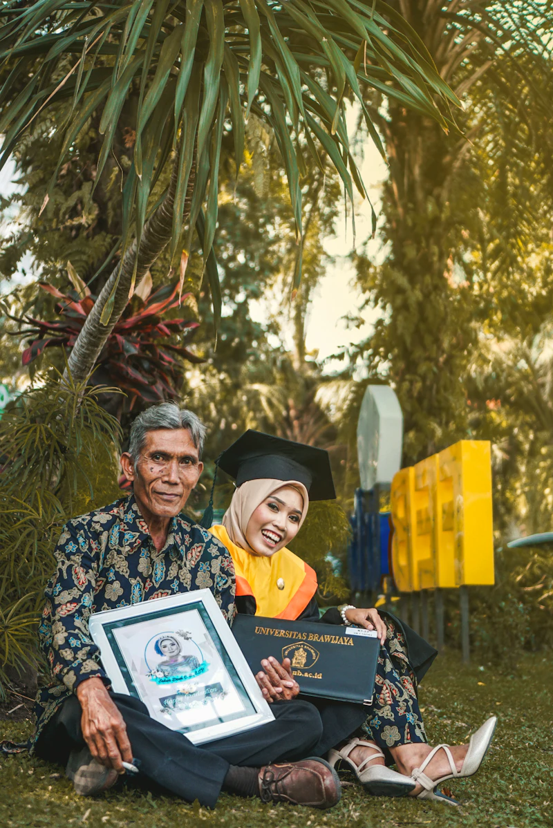 Alumna con certificado de graduación