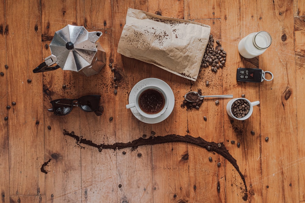 granos de café junto a una taza de té