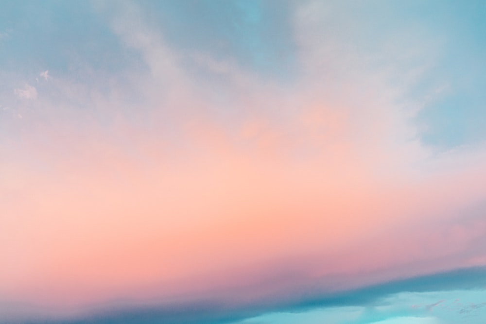 un cielo rosa e blu con poche nuvole