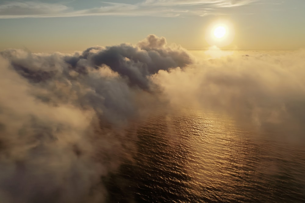 Weiße Wolken über dem Gewässer