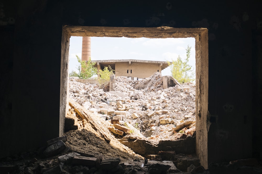 uma vista de um edifício através de um buraco em uma parede