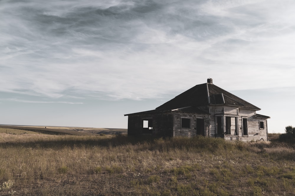 maison en bois gris