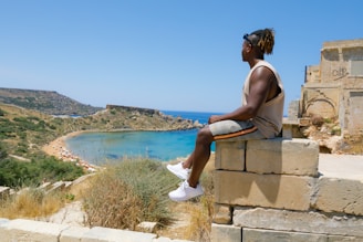 Influencer vlogging on travels