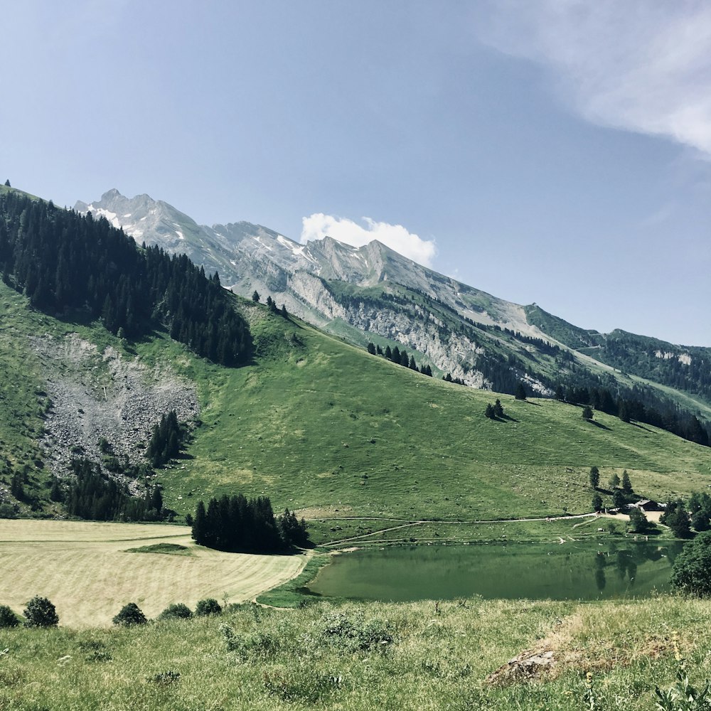 montagne enneigée sous un ciel bleu