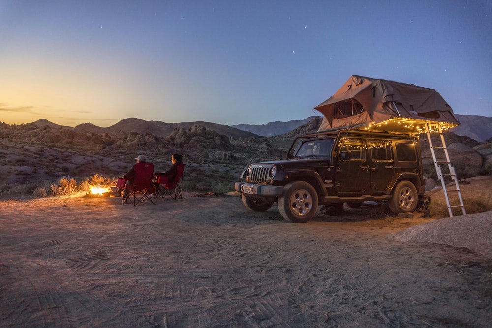 Jeep preto em um deserto