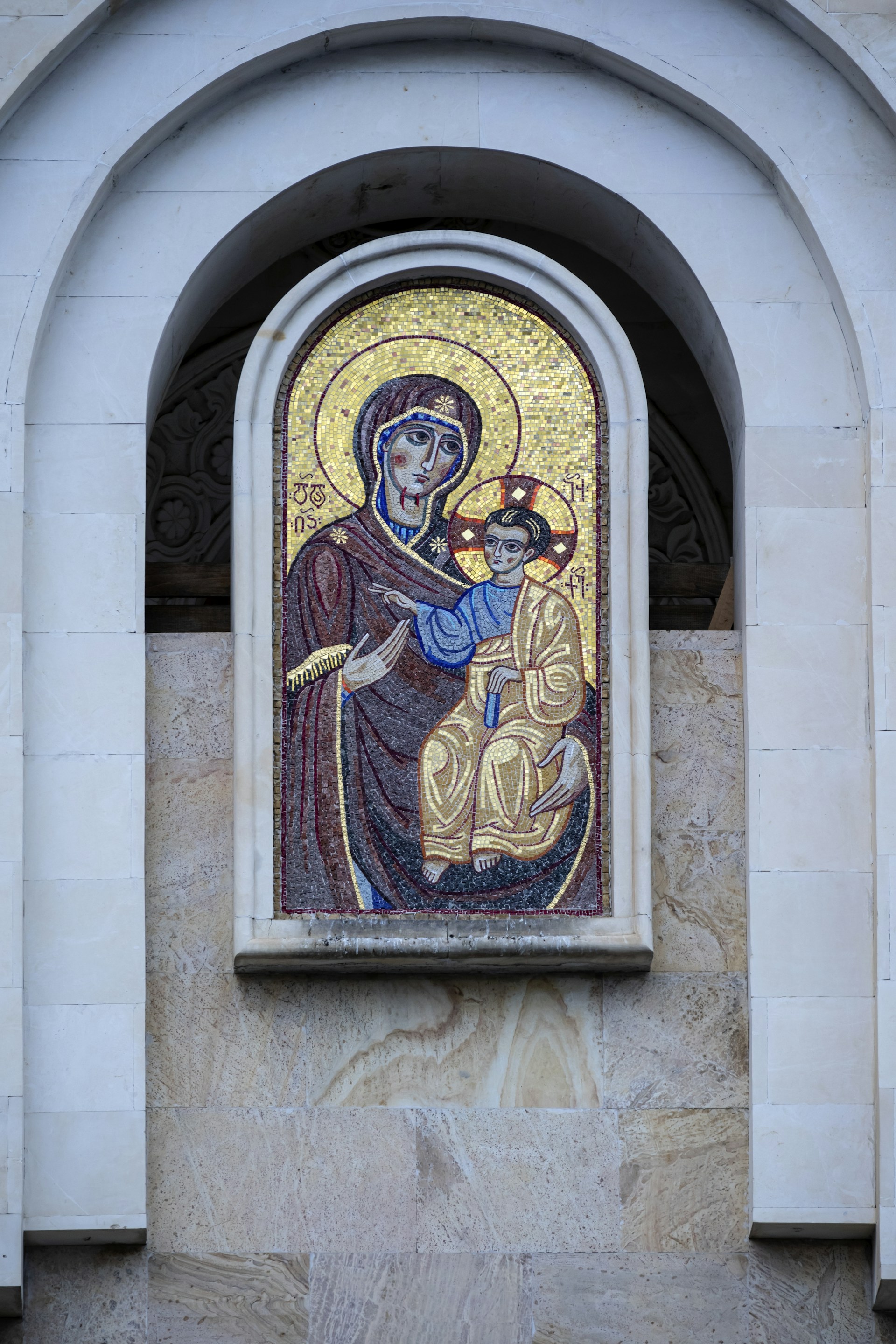 gray computer monitor